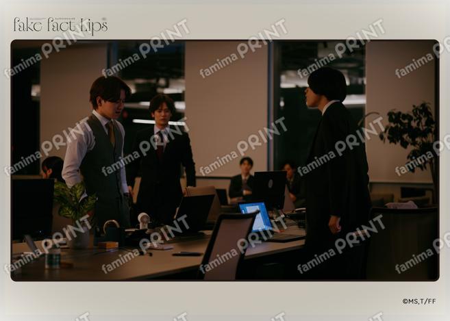 Fake Fact Lips08-02