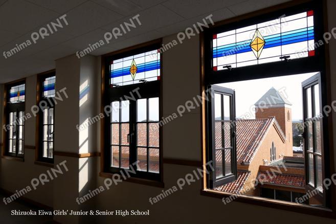 礼拝堂を望む窓